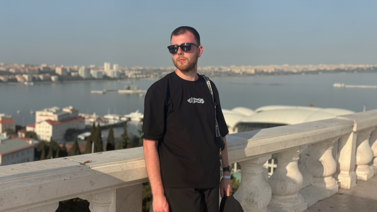 Александр Барышников на фоне морского побережья